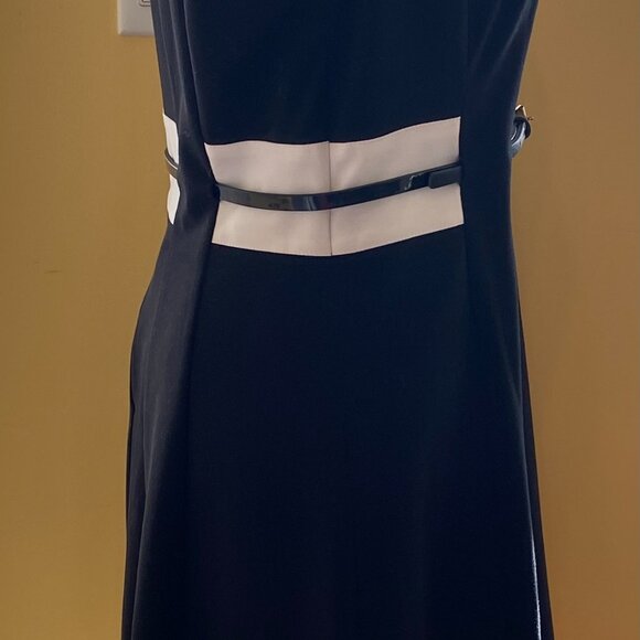 Classic Black and White Calvin Klein Dress With Patent leather Belt. Size 8 - Picture 2 of 3